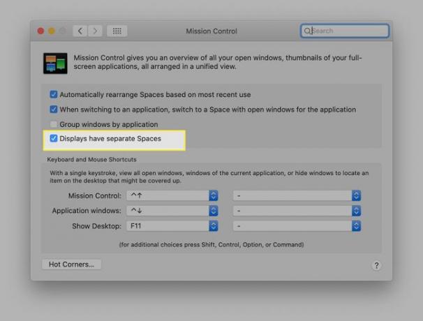 Misijos valdymo nustatymai „Mac“ sistemos nuostatose su paryškinta „Ekranai turi atskiras erdves“.