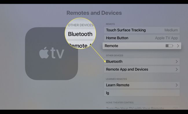 Ekraanipilt Apple TV kaugjuhtimisseadmete ja seadmete seadete ekraanist, kus Bluetoothi ​​suvand on esile tõstetud