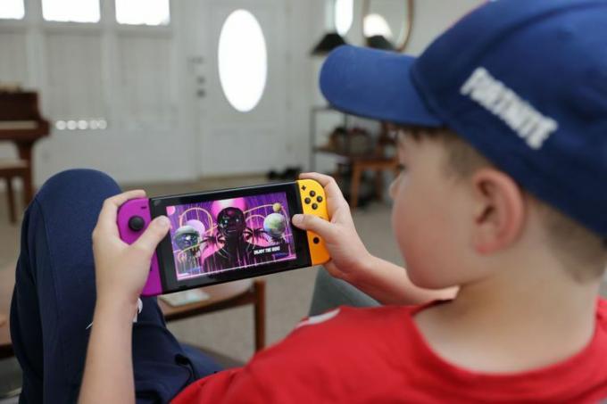 写真家の息子である 11 歳のアンセル君は、Nintendo Switch でフォートナイト フィーチャー トラヴィス スコット プレゼンツ: アストロノミカルをプレイしています。