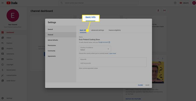 Selecteer Kanaal en het tabblad Basisinformatie om uw land van verblijf te selecteren en basiszoekwoorden voor uw kanaal toe te voegen.