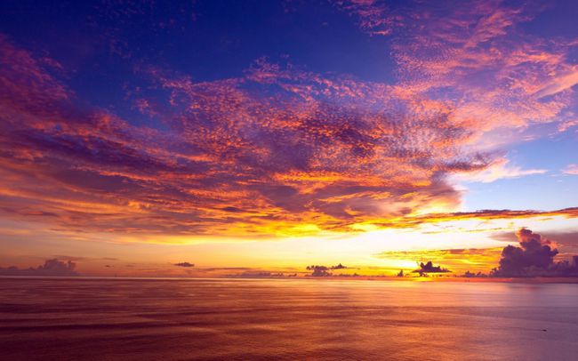 Fondo de pantalla de océano gratuito con cielo rosa al atardecer y nubes sobre el océano