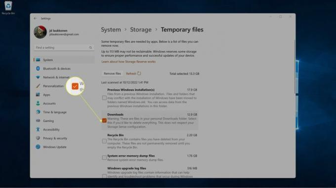 Pola wyboru podświetlone w ustawieniach plików tymczasowych systemu Windows 11.