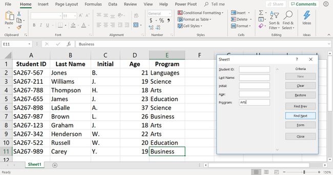 Zrzut ekranu przedstawiający formularz wprowadzania danych programu Excel z wybraną opcją Znajdź następny, aby wyszukać rekord