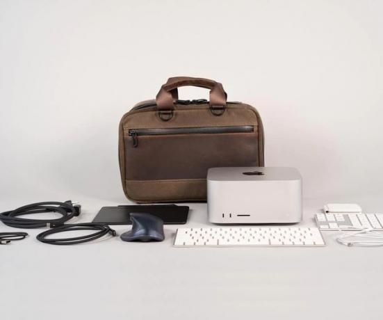 WaterField DesignsMacStudioとアクセサリの横にあるMacStudioトラベルバッグ