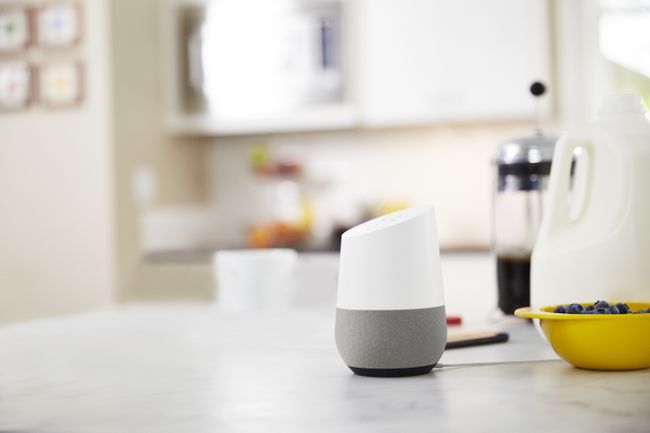 En Google Home-smarthøjttaler i et køkken.