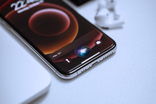 画面上でSiriがアクティブになっているiPhone。