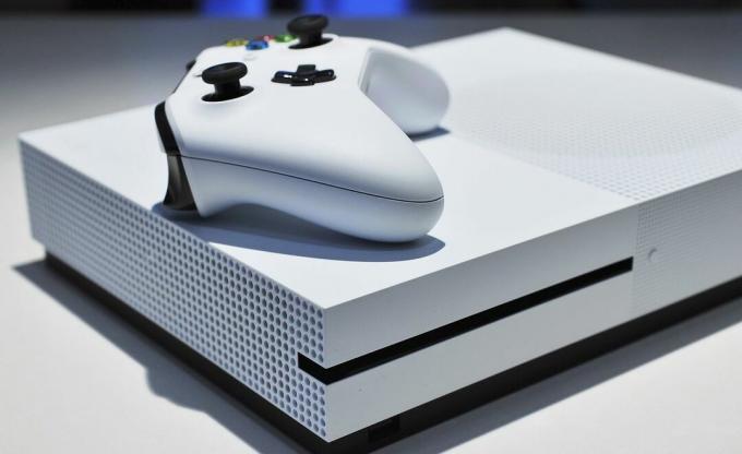 Xbox One S-i ja Xboxi juhtmevaba kontrolleri pilt.
