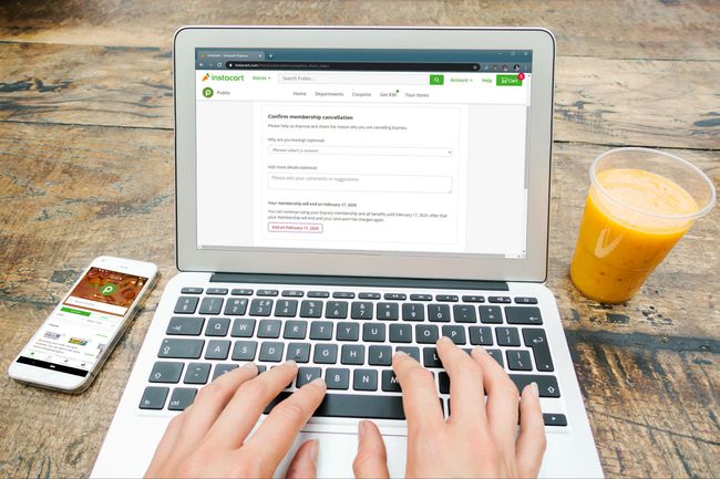 Ein Instacart-Benutzer kündigt seine Express-Mitgliedschaft mit einem Laptop.