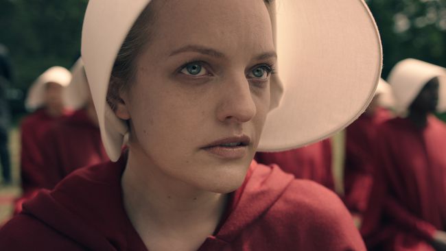 Elizabeth Moss în Povestea servitoarei de la Hulu