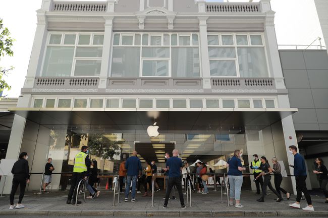 Apple 직원이 Perth의 CBD에 있는 Apple Store에 입장하는 사람들에게 건강 관련 질문을 하고 있습니다.