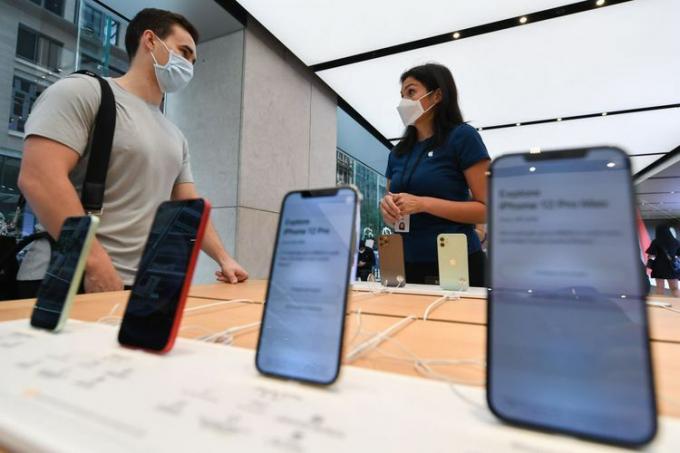 Клиенти, разглеждащи новите продукти в продажба в Apple Store на George Street на 13 ноември 2020 г. в Сидни, Австралия