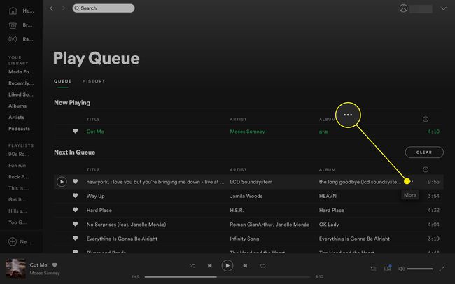 Więcej opcji na wybranym utworze na pulpicie Spotify