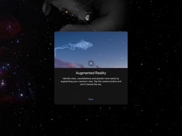 Kuvakaappaus Sky Guidesta, jossa näkyy lisätyn todellisuuden tila, joka peittää tähtikartan kameran kuvan kanssa