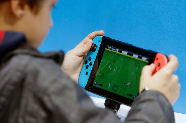 NintendoSwitchで「Fifa19」をプレイしている子供。 