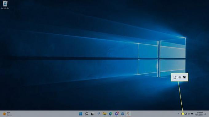 Ikony szybkich ustawień (sieć, dźwięk, bateria) podświetlone w zasobniku systemowym Windows 11.