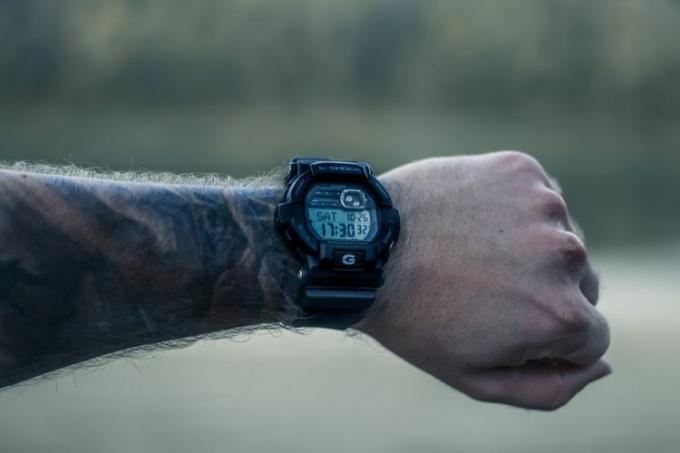 Osoba s tetovažama nosi sat Casio G-Shock