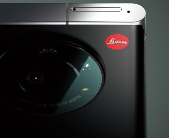 Кръглата камера на Leica с червена точка с лого