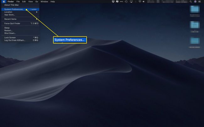 Escritorio Mac con el comando Preferencias del sistema resaltado