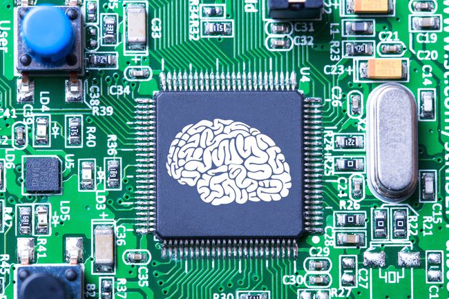 AI koncepcija, kas parāda cilvēka smadzeņu attēlu datora mikroshēmā